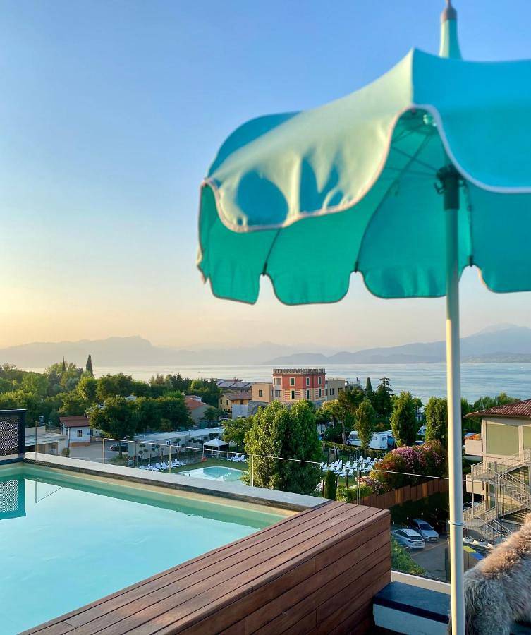 Plaza Lago di Garda Rooms - Rooftop, Lakeview & Jacuzzi in Peschiera del Garda, Gardasee-Berge
