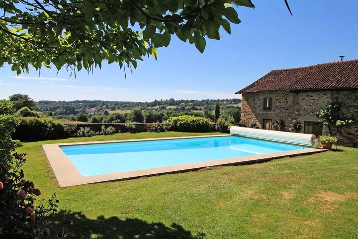 Gîte pour 6 personnes, avec piscine et jardin, animaux acceptés