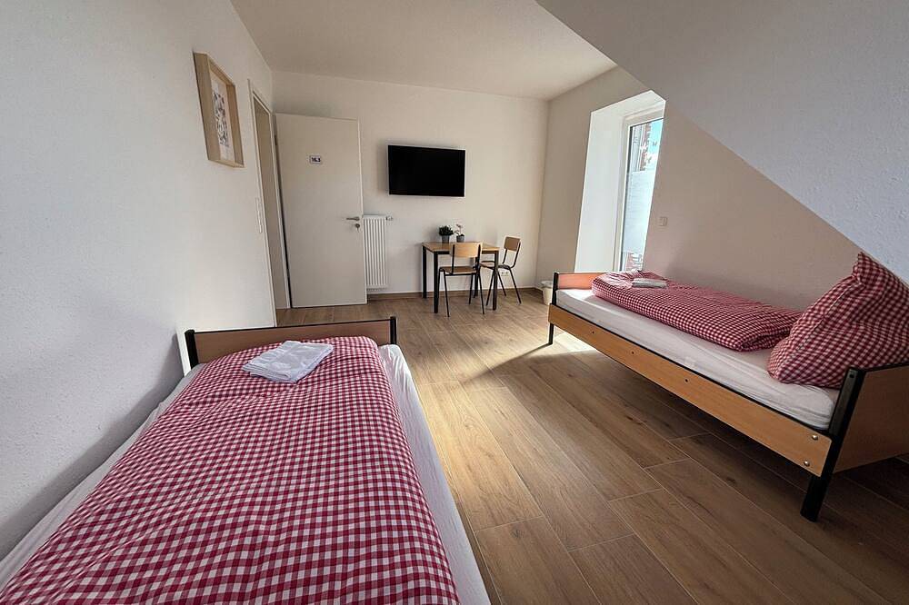 Ganze Wohnung, Ferienwohnung 6 Personen, Nähe Cloppenburg, Schlafzimmer mit Tv und Einzelbetten in Cappeln (Oldenburg), Naturpark Wildeshauser Geest