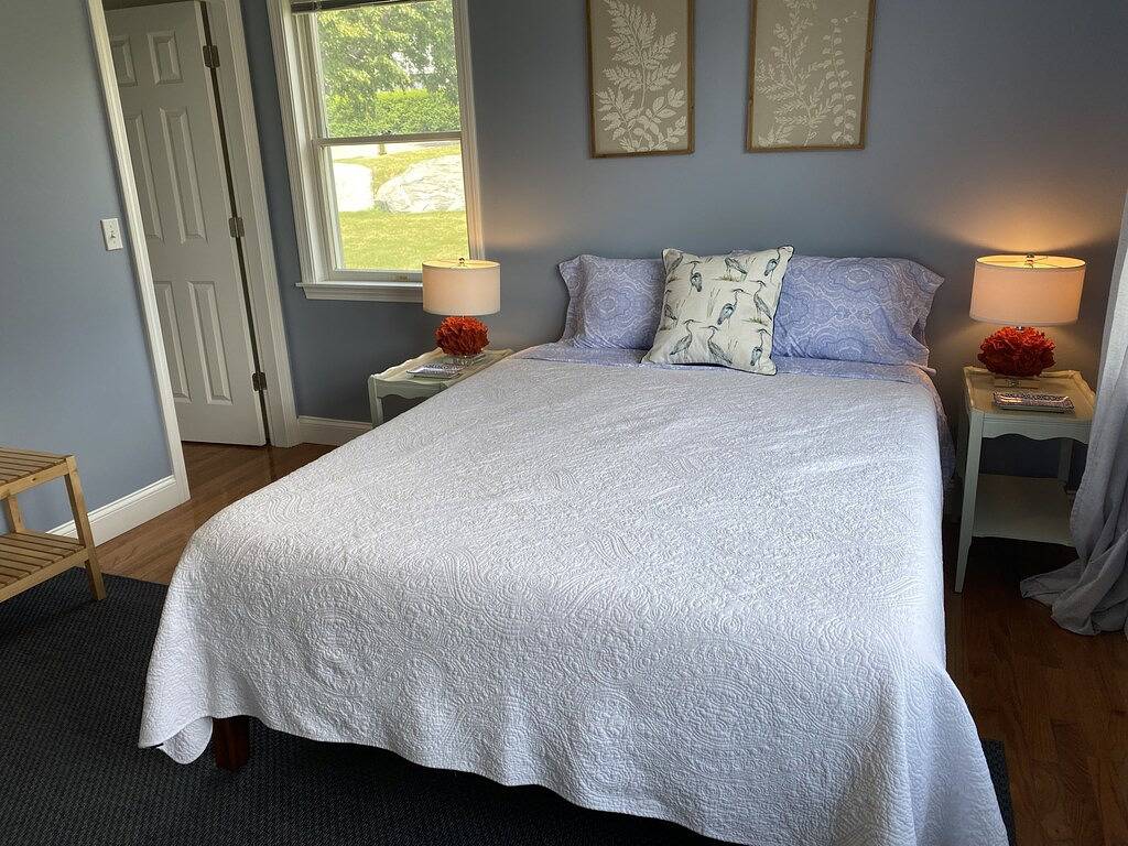 3 Br -Walk to the beaches & Cliff walk. Quiet tree lined neighborhood! in Middletown, Newport County