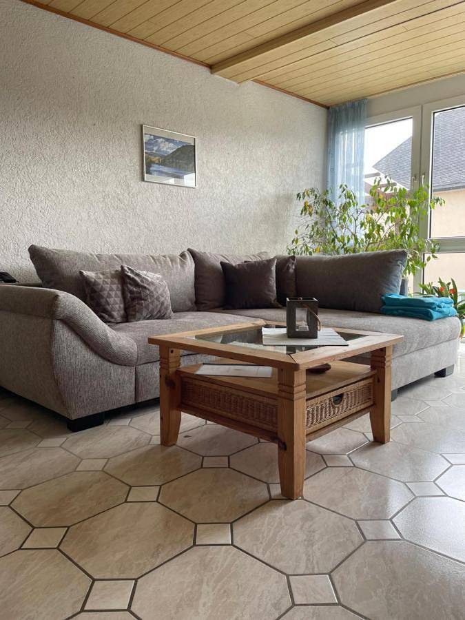 Ferienwohnung für 6 Personen, mit Balkon und Terrasse sowie Garten und Ausblick in Osann-Monzel