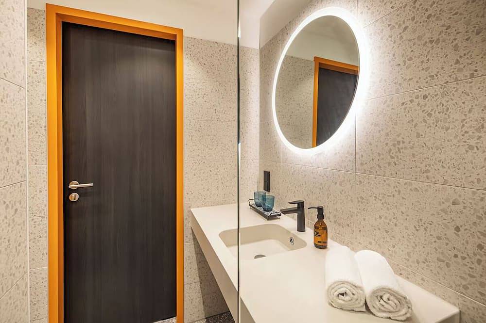 Stylish Relaxed Room w/ Kitchenette – Convenient Access to Cologne Airport in Porz (Köln), Cologne
