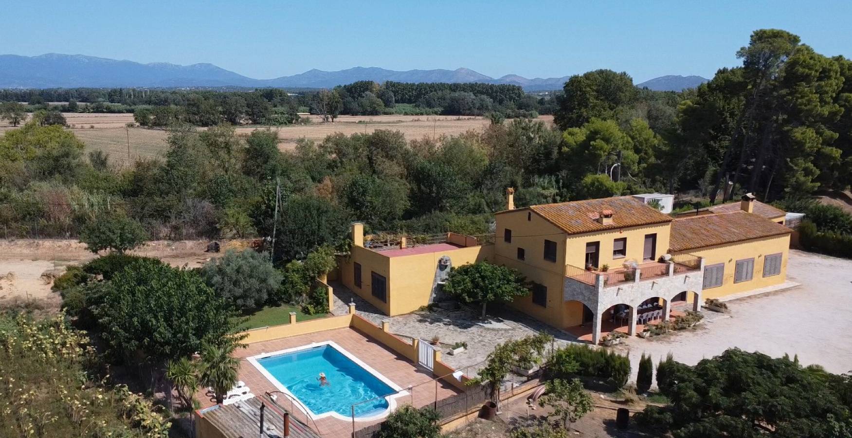 Landhaus 'Les Cabretes Vilanova De La Muga' mit Bergblick, Wlan und Klimaanlage in Peralada, Oberampurien