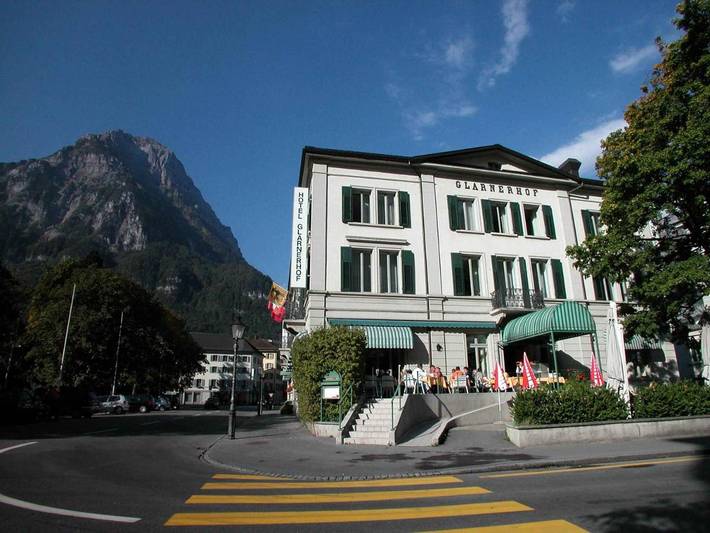 Hotel, mit Terrasse und Garten sowie Ausblick in Glarus
