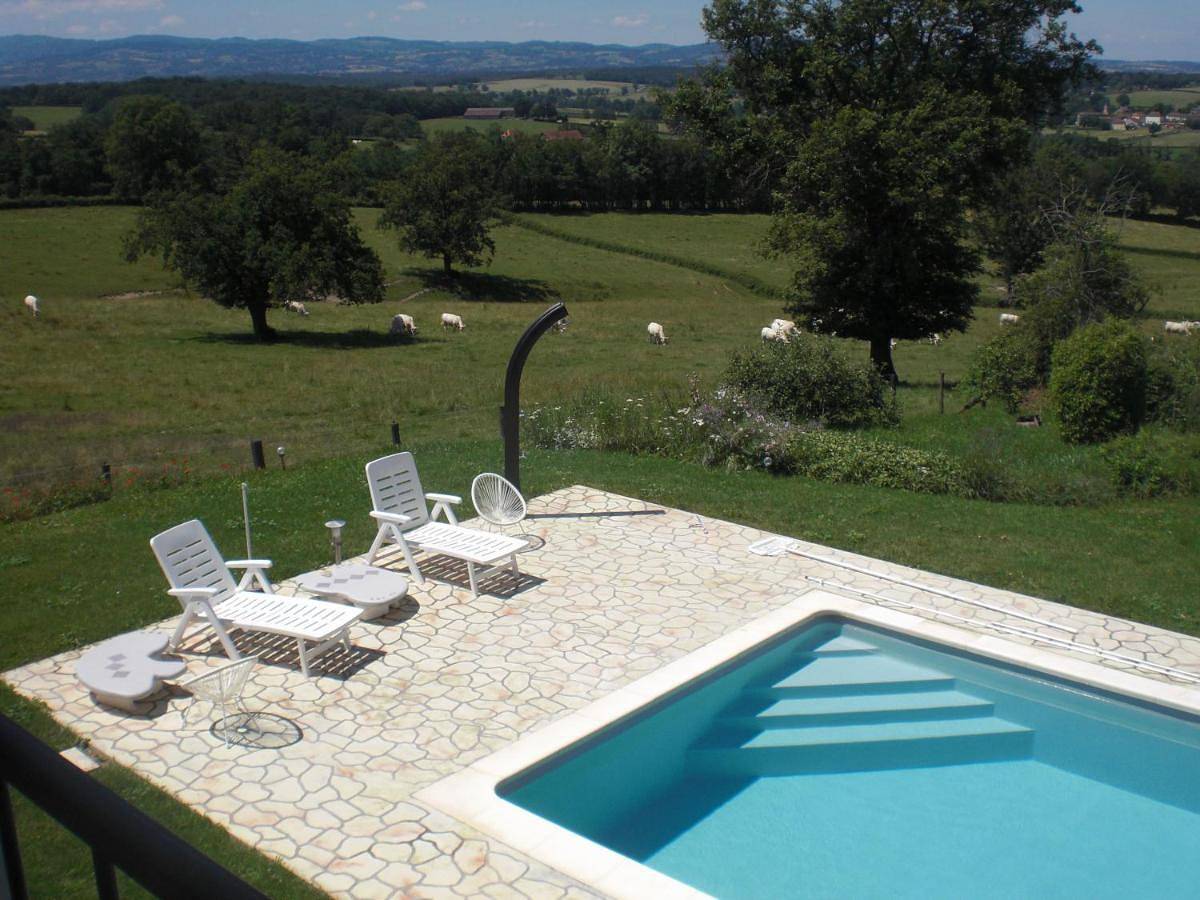 Two-Bedroom Suite in Chenay-le-Châtel, Région de Charolles