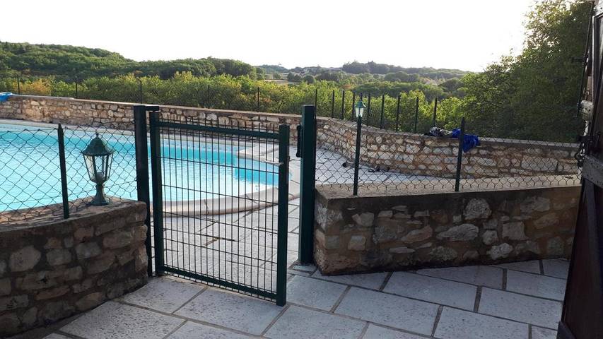 Gîte pour 2 personnes, avec piscine ainsi que terrasse et vue à Mechmont