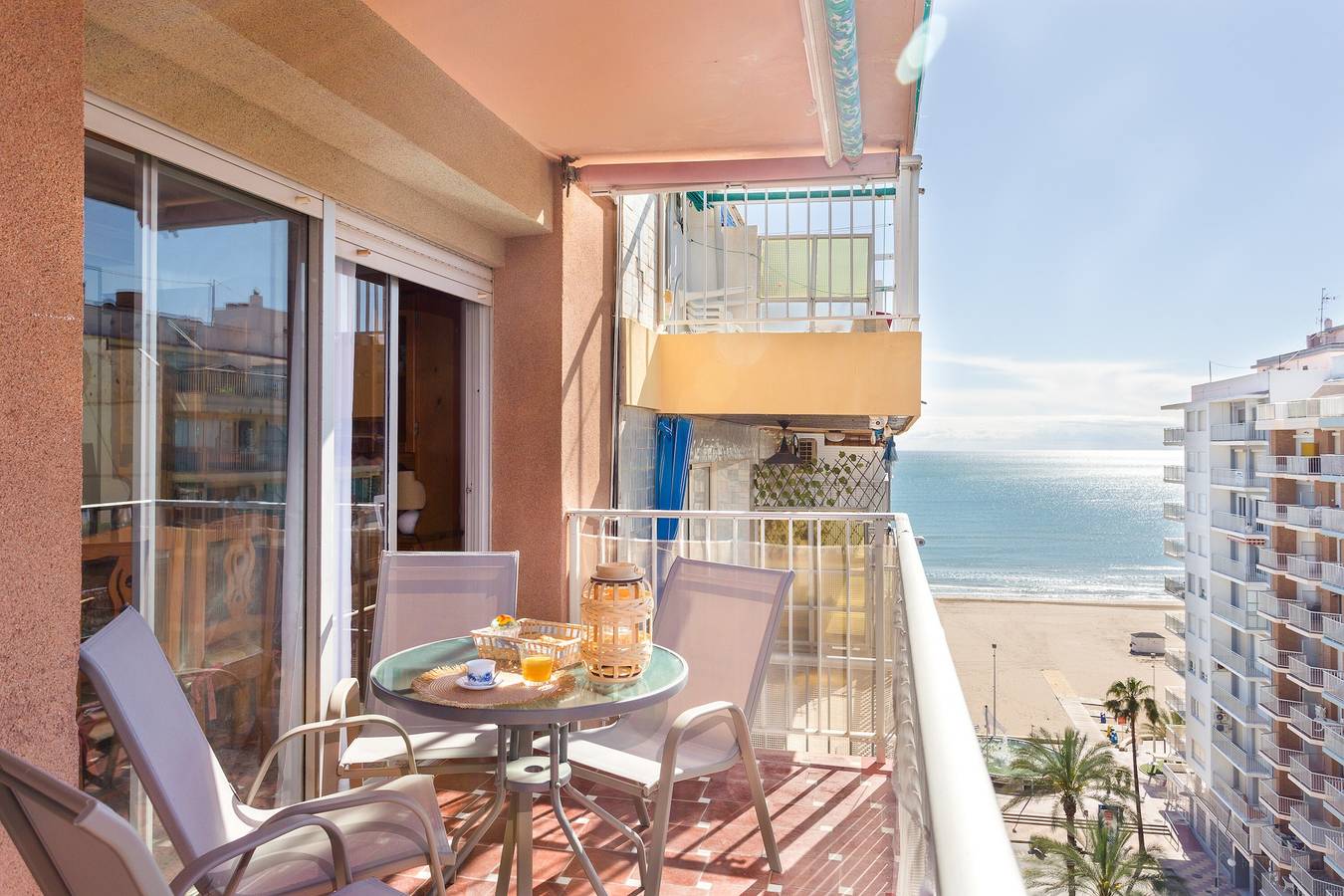 Apartamento entero, Apartamento 'Palmera Beach House' con vistas al mar, terraza privada y Wi-Fi in Cullera, Costa de Valencia