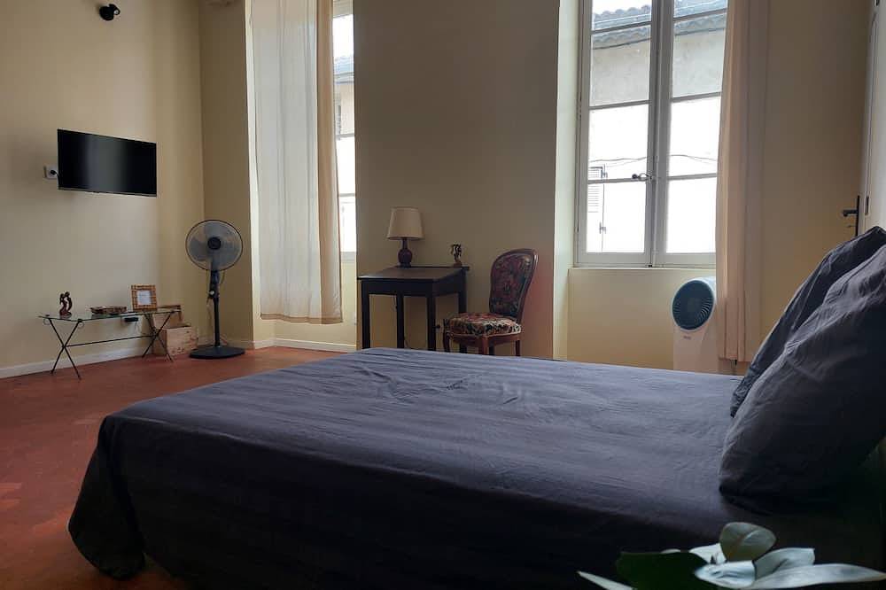 Appartement entier, Grand Studio en Provence (Proche Avignon & Route des Vins) in Roquemaure, Région de Nîmes