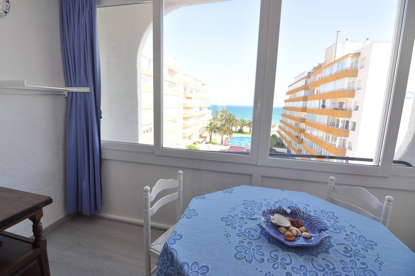 Entire apartment, Cozy studio in Roses, Costa Brava! Ideal for 3 people, 100 m from the beach, with sea views and amenities. in Santa Margarida, Roses