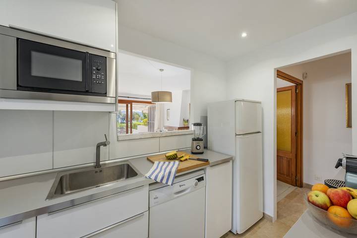 Ganze Wohnung, Beachfront Apt la Bugambilia in Port de Pollença, Pollença