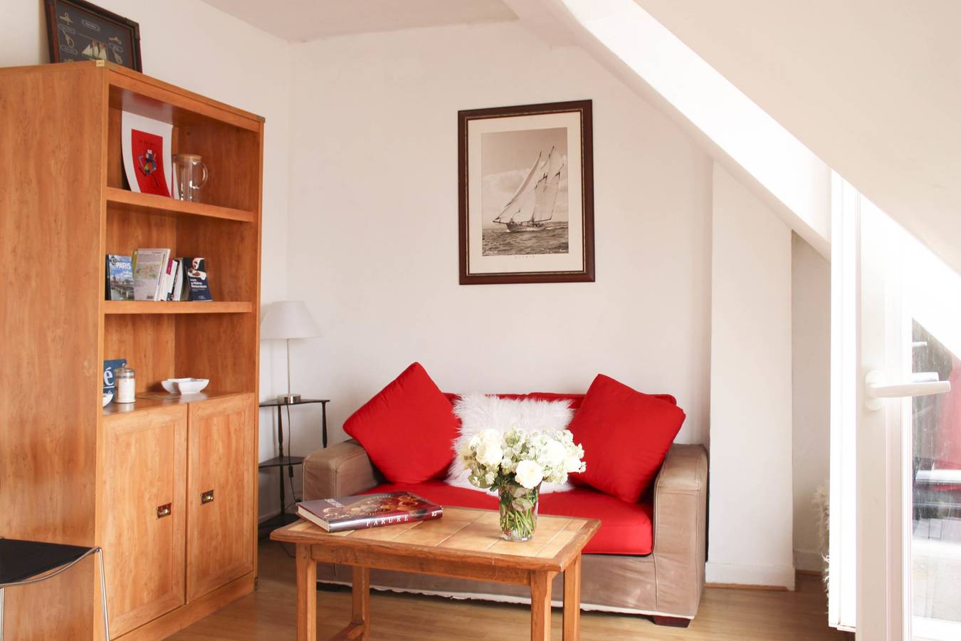 Appartamento intero, Apartment with balcony under the roofs of Paris in 3rd Arrondissement, Parigi