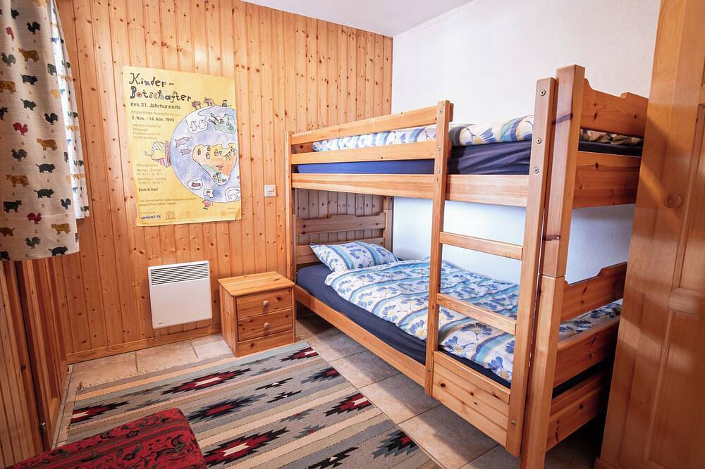 Chalet for 6 people: 1 double bedroom - 2 bedrooms with bunk beds - bathroom with Wc - shower room - in Grimentz, Anniviers