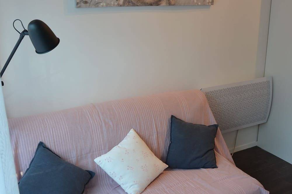 Nice quiet studio in a private garden in Ouistreham, Caen region