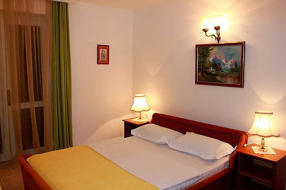 Ganze Wohnung, Cozy 2-bedroom apartment ,ground floor, with terrace, Sveti Stefan with Ac in Sveti Stefan, Opština Budva