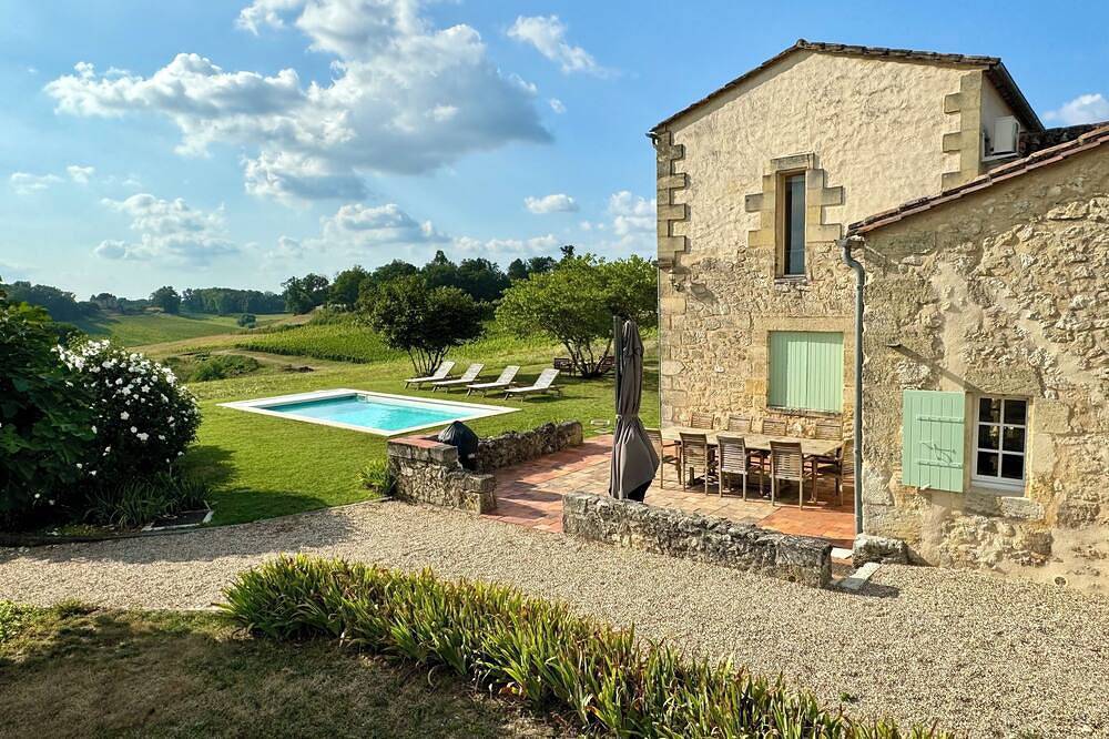 Une belle maison en pierre, vue magnifique sur les vignes et près de St Émilion in Gardegan-et-Tourtirac, Région de Libourne
