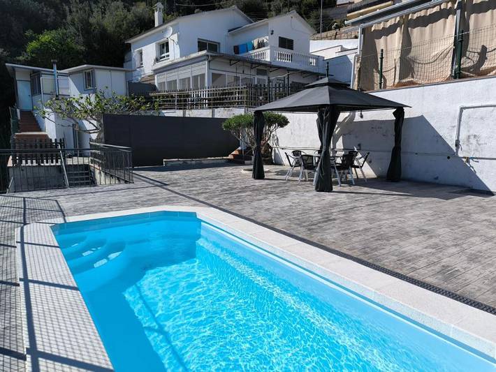 Gîte pour 16 personnes, avec piscine ainsi que vue et jardin à Argentona