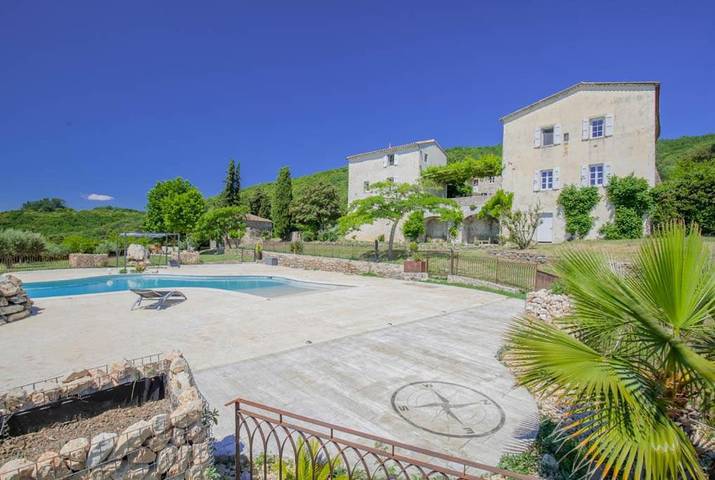 Location de vacances pour 7 personnes, avec piscine ainsi que vue et jardin, animaux acceptés à Rousson