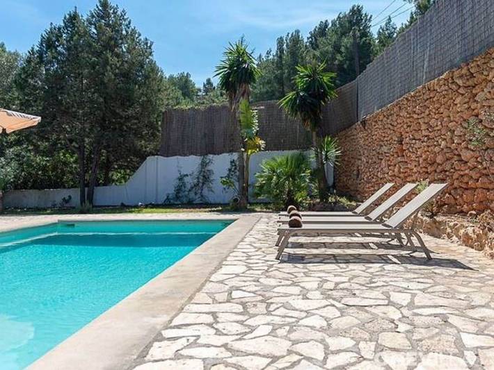 Ferienhaus für 4 Personen, mit Terrasse und Garten sowie Pool