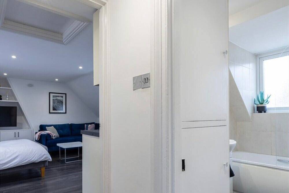 Entire apartment, Aquila Town Studio - Central & Trendy in Parish of Saint Helier, Jersey