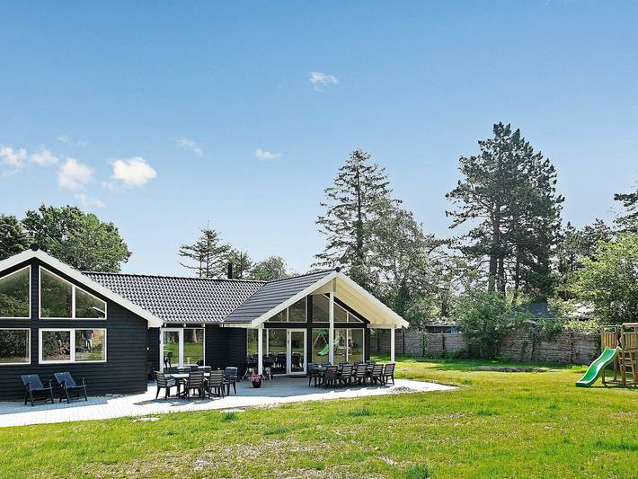 Ferieudlejning for 18 personer, med sauna og pool samt terrasse i Liseleje