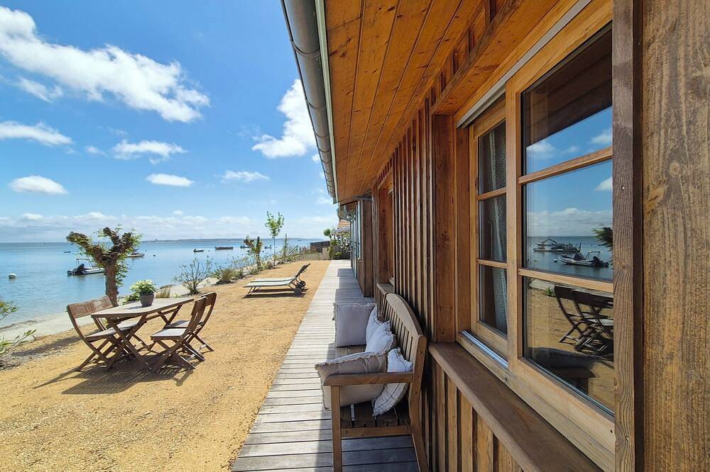 Superbe cabane typique au Cap Ferret, les pieds dans l'eau in Bassin d'Arcachon