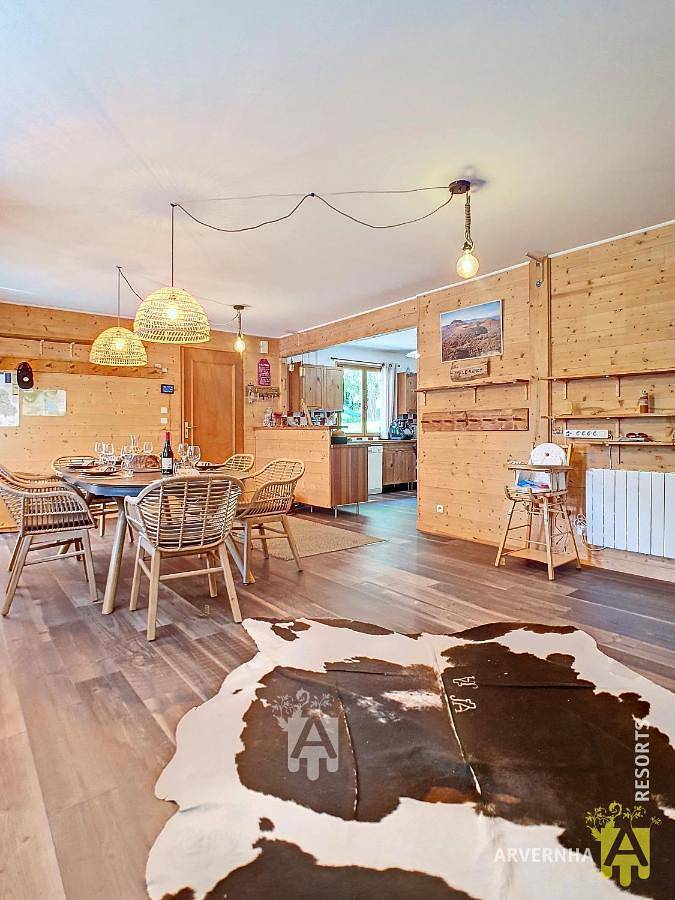 Chalet pour 10 personnes, avec terrasse ainsi que vue et jardin à Chambon-sur-Lac - 3