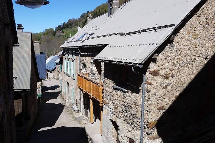Gîte pour 14 personnes, avec balcon et jardin à Ornon