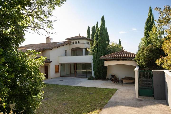 Location de vacances pour 14 personnes, avec Balcon et Terrasse ainsi que Jardin et Vue à Jaillans