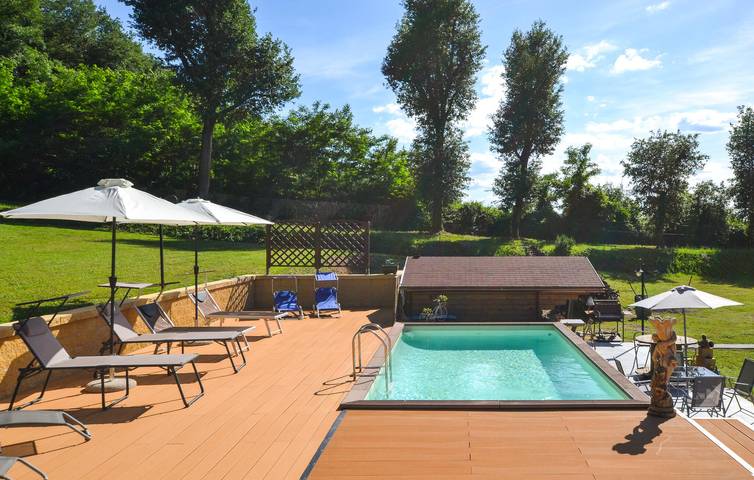 Spazioso appartamento con 2 camere da letto, piscina, giardino e parcheggio vicino al fiume Arno in Arezzo, Chianti