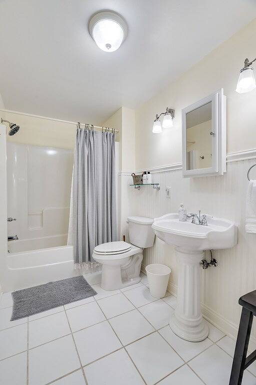 Beachfront Lake Home with new Jacuzzi hot tub, 15 min to Taylors Falls in Chisago City, Chisago County