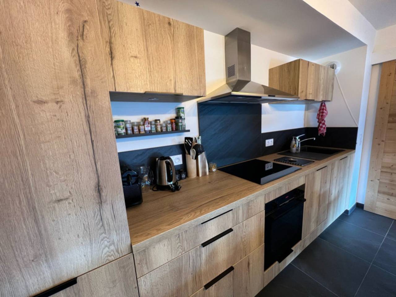Apartamento entero, Apartamento 'Petite Grange 202' con vistas a la montaña, terraza privada y Wi-Fi in Châtel, Les Portes du Soleil