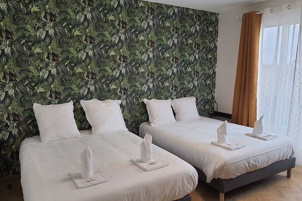 Entire apartment, 1 Bedroom unit in front of Le Bourget Airport in Le Blanc-Mesnil, Seine-Saint-Denis