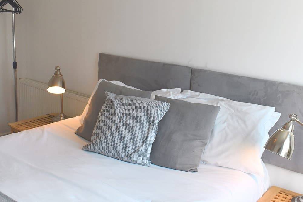 Entire apartment, Peaceful City Centre Top Floor Apartment - Located in the Heart of Chichester, Sleeping 2 People. in Chichester, West Sussex
