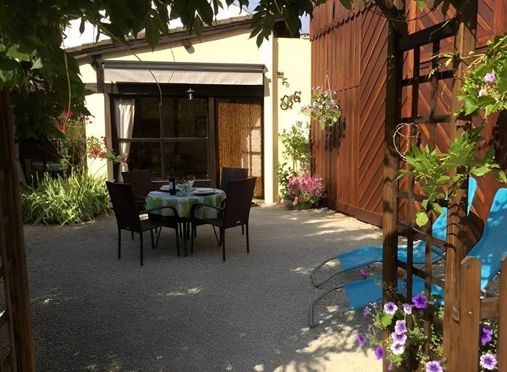 Gîte pour 2 personnes, avec terrasse ainsi que jardin et piscine - 1