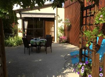 Gîte pour 2 personnes, avec terrasse ainsi que piscine et jardin à Trémolat