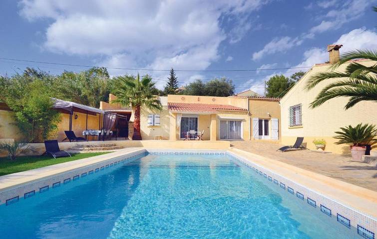 Location de vacances pour 7 personnes, avec Jardin et Piscine à Théziers