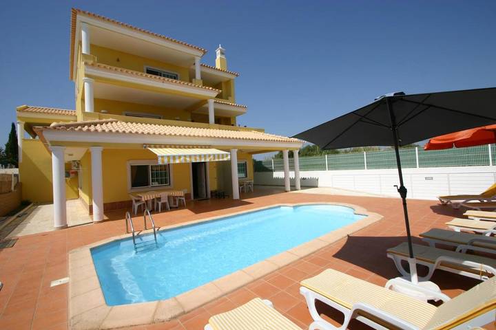 Chambre d’hôte pour 3 personnes, avec Balcon et Terrasse ainsi que Jardin et Piscine à Moncarapacho