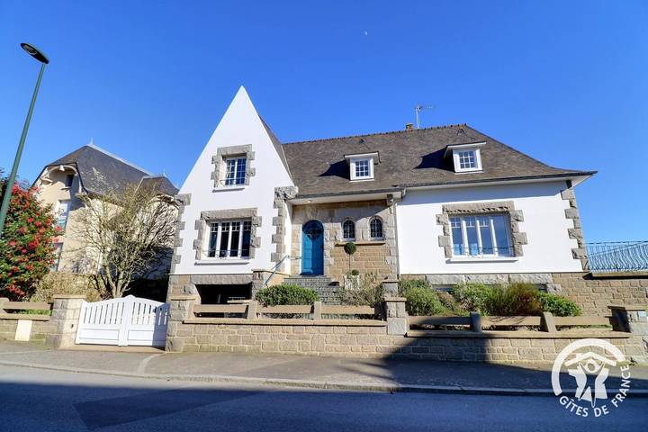 Gîte pour 8 personnes, avec Terrasse ainsi que Jardin et Vue