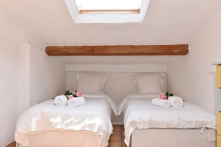 Appartement entier, Bright spacious flat with superb views over the old town and Grimaldi castle. in Antibes, Côte méditerranéenne (France)