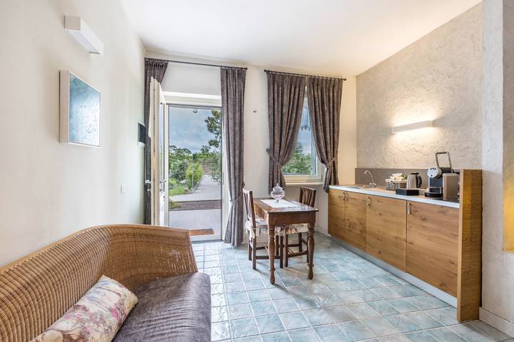 Entire apartment, Holiday Apartment "Agriturismo Tenuta Corte Tese 2" with Shared Garden & Wi-Fi in Sona, Verona Province