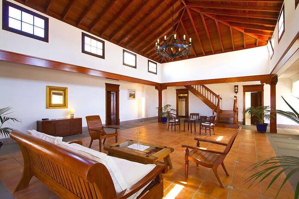 Villa 600M2 Para 12 Huespedes. Piscina Climatizada, Sauna, Bbq, Billar, Futbolin in Los Valles, Teguise