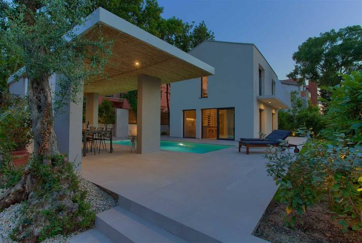 Ganze Wohnung, Schönes Ferienhaus Mala mit beheiztem Pool in Malinska-Dubašnica, Krk