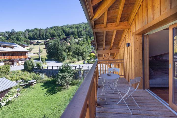 Entire apartment, Apartment 'Le Carlinaston' with Mountain View, Balcony and Wi-Fi in Samoëns, Bonneville region