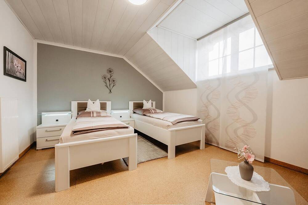 Ganze Wohnung, 70m2-Feriendomizil mit Balkon & Brötchenservice in Wiesenfelden, Ostbayern