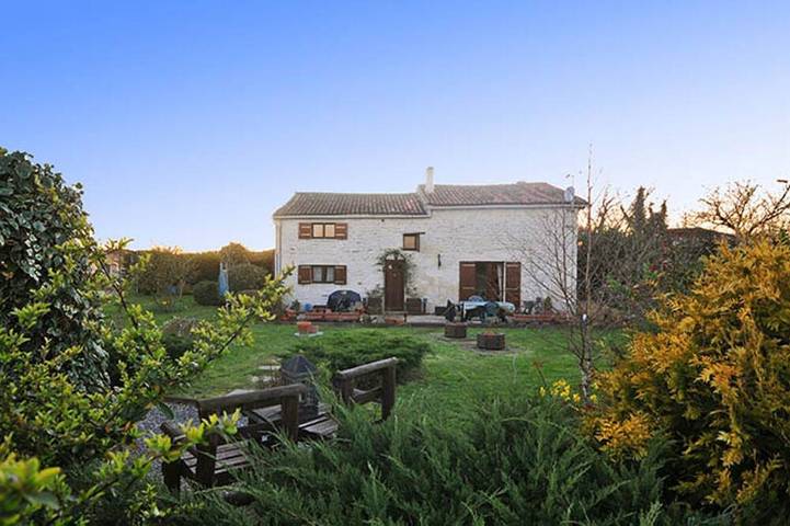 Location de vacances pour 6 personnes, avec terrasse et jardin à Saint-Romain-de-Benet