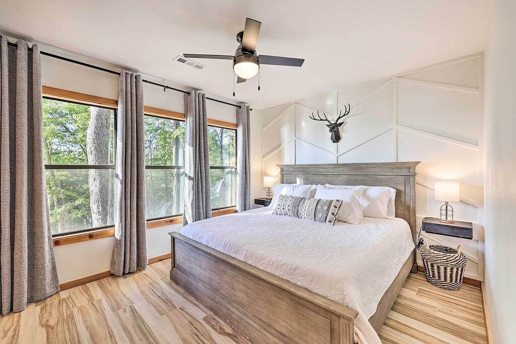 'Foxtail' Cabin Retreat: Steps to Beaver Lake! in Beaver Lake