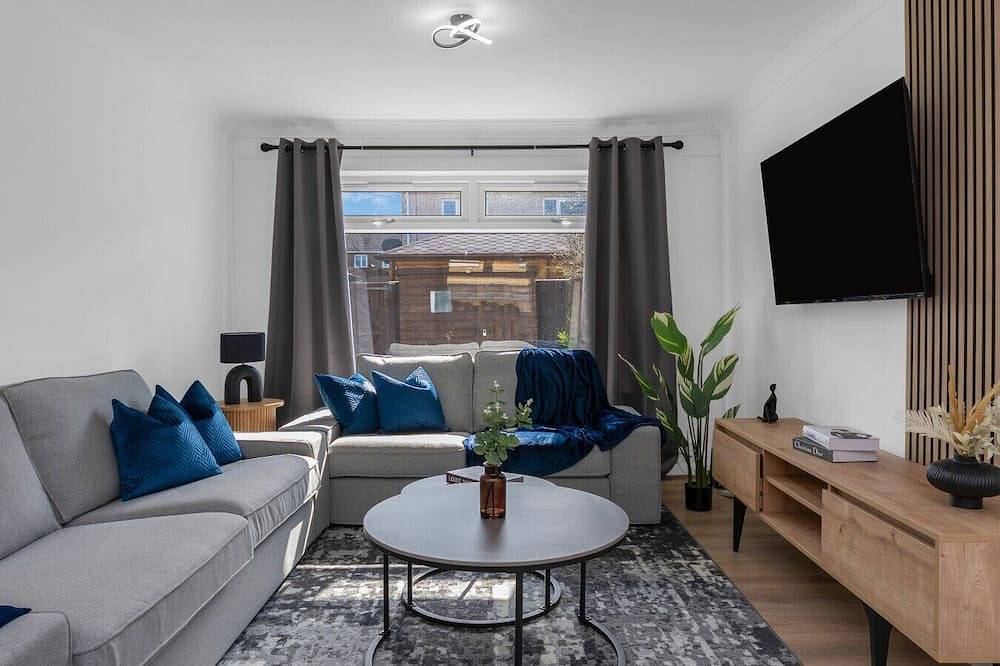 Free Parking| Sleeps 6 | 3 Bedrooms | Central in Livingston, West Lothian