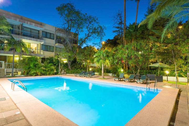 Hôtel pour 4 personnes, avec Terrasse ainsi que Jardin et Piscine
