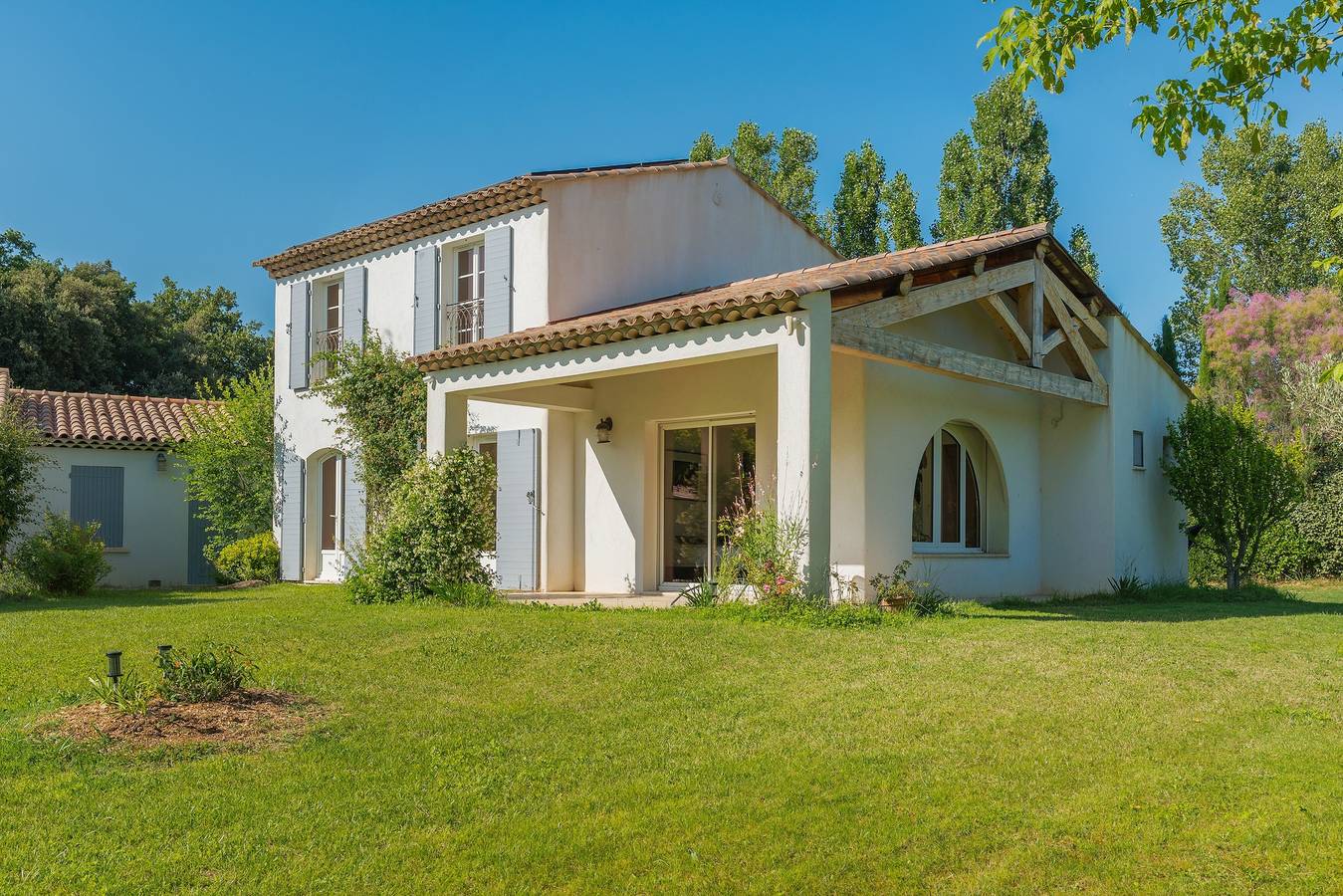 Villa Soleria – Pool & Garden Retreat near Aix in Rognes, Région d'Aix-en-Provence