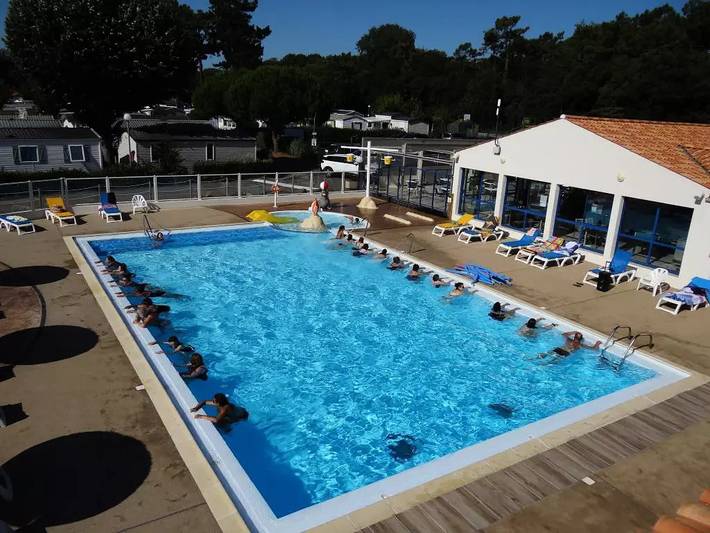 Camping pour 7 personnes, avec terrasse et piscine, animaux acceptés